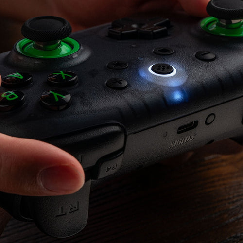 Controle 8BitDo Ultimate 2C preto transparente em uso
