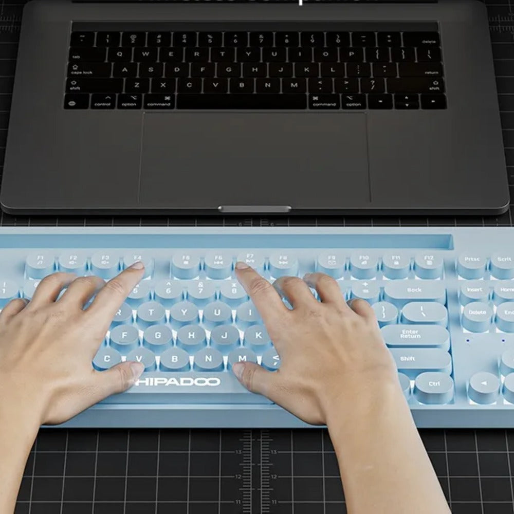 Teclado retrô azul sendo usado com notebook